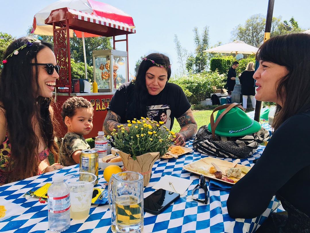 with sisters Chelsea and Mia, and nephew Axton, from Mia Tyler's Instagram