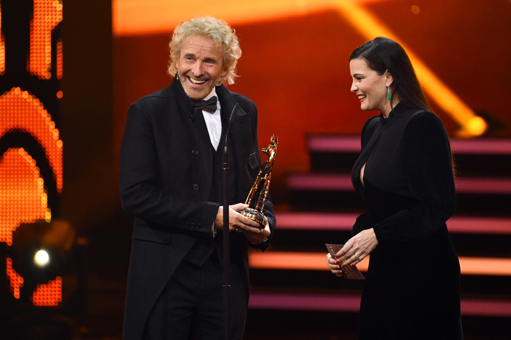 Presenting an award to Thomas Gottschalk