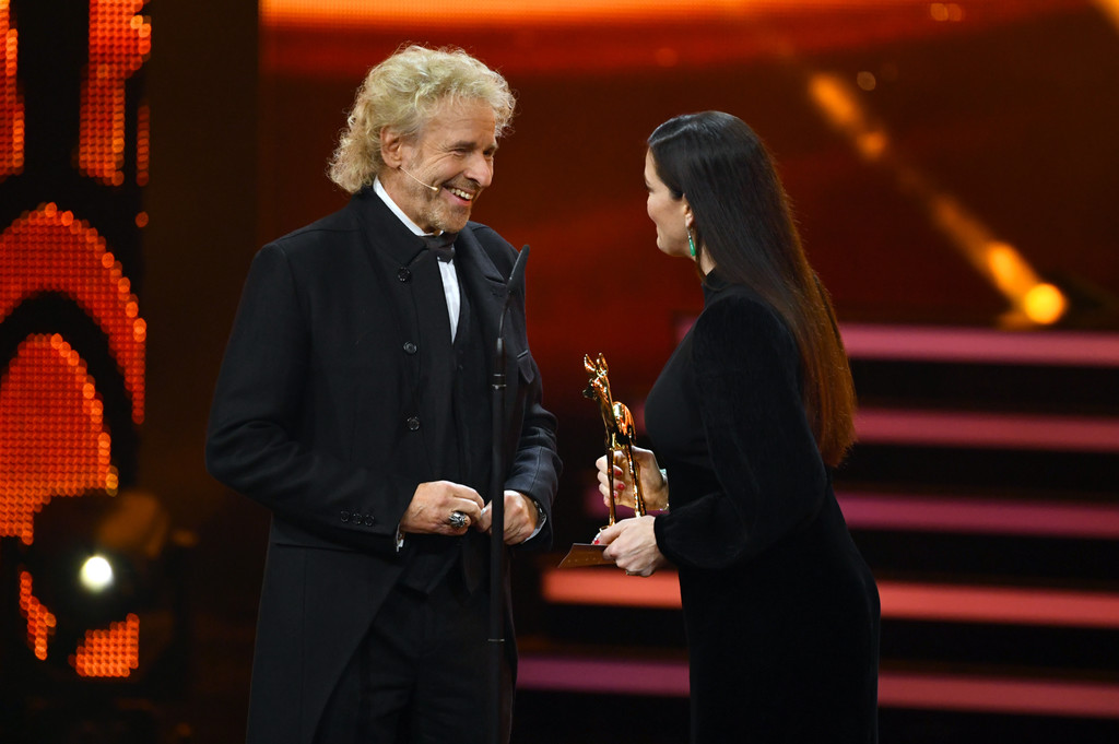 Presenting an award to Thomas Gottschalk