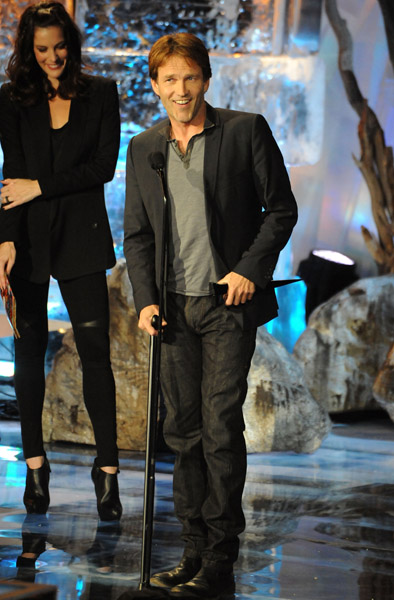 Presenting "Best Horror Actor" award to Stephen Moyer
